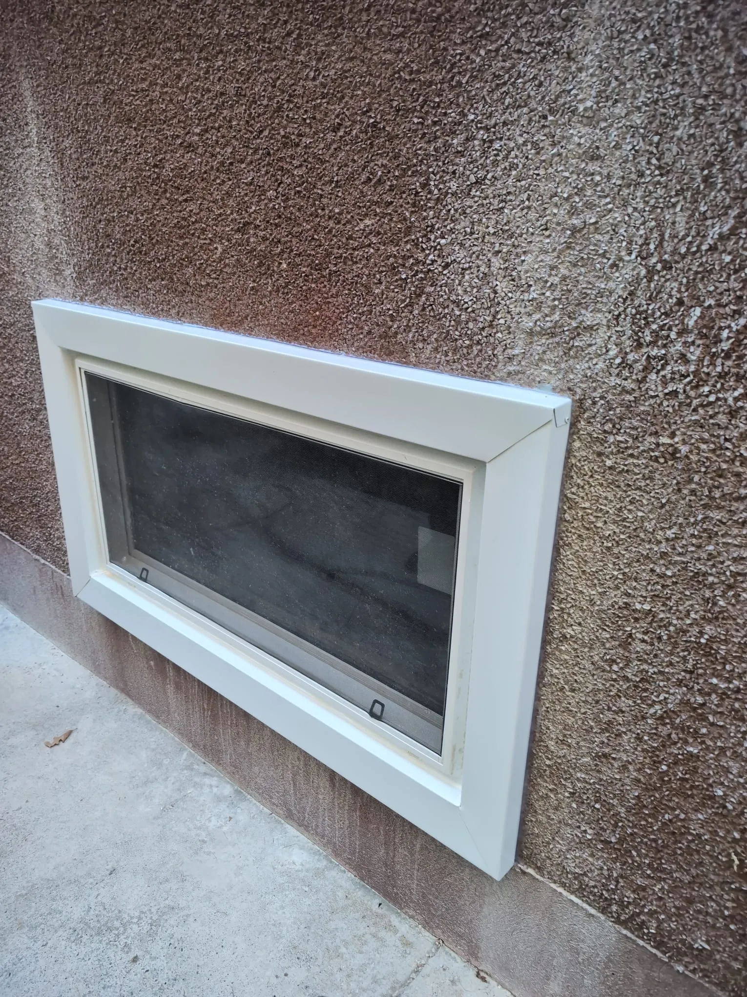 ACR Construction finished window trim on stucco wall